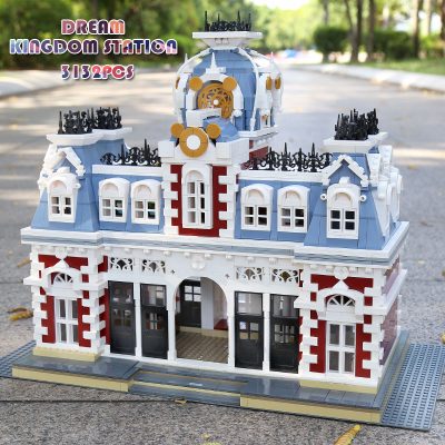 The Station Of The Creamland Modular Building MOULD KING 11004 with 3132 pieces